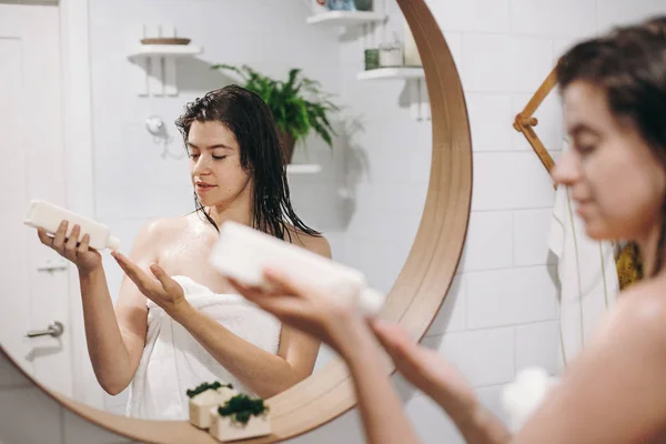 Joven Mujer Feliz Toalla Blanca Aplicando Crema Hidratante Hombro Baño — Foto de Stock