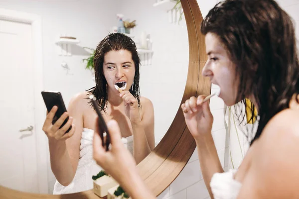 Социальные Сети Влияют Молодая Счастливая Женщина Белом Полотенце Чистя Зубы — стоковое фото