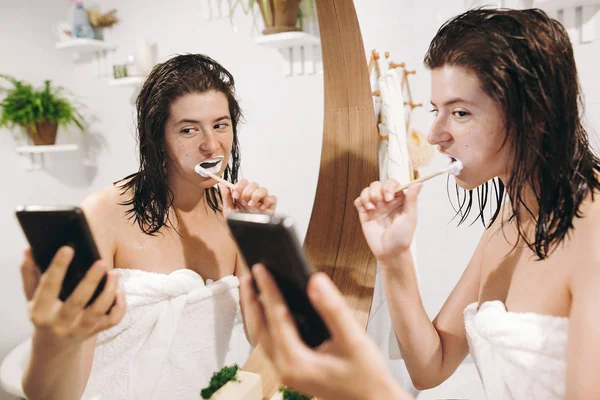 Соціальні Мережі Впливають Молода Щаслива Жінка Білому Рушничку Чистить Зуби — стокове фото
