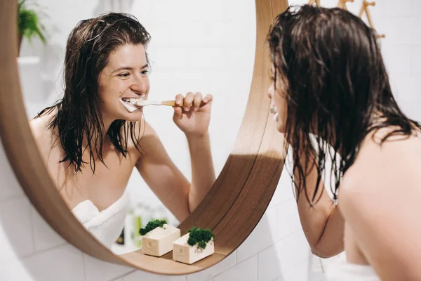 Концепція Догляду Зубами Молода Щаслива Жінка Білому Рушнику Чистить Зуби — стокове фото