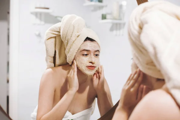 Jeune Femme Heureuse Serviette Appliquer Masque Bio Regarder Miroir Rond — Photo