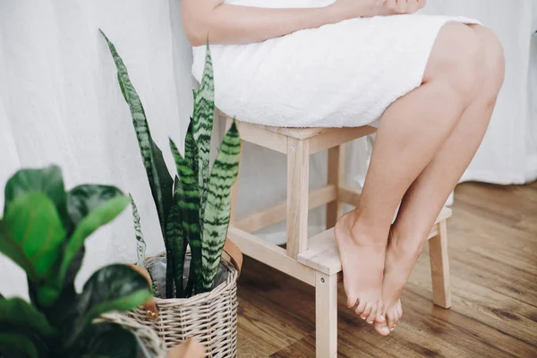 Jovem Mulher Toalha Branca Sentado Banheiro Com Plantas Verdes Pernas — Fotografia de Stock