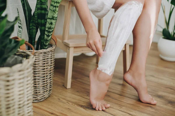 Haar Verwijdering Concept Ontharing Proces Jonge Vrouw Witte Handdoek Scheerschuim — Stockfoto