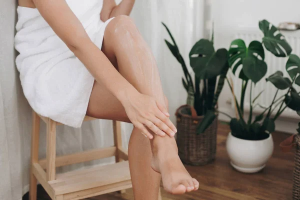 Young Woman Applying Cream Her Legs Shaving Bathroom Green Plants — Stock Photo, Image