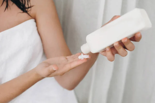 Huid Lichaam Zorg Jonge Vrouw Witte Handdoek Hydraterende Crème Bij — Stockfoto