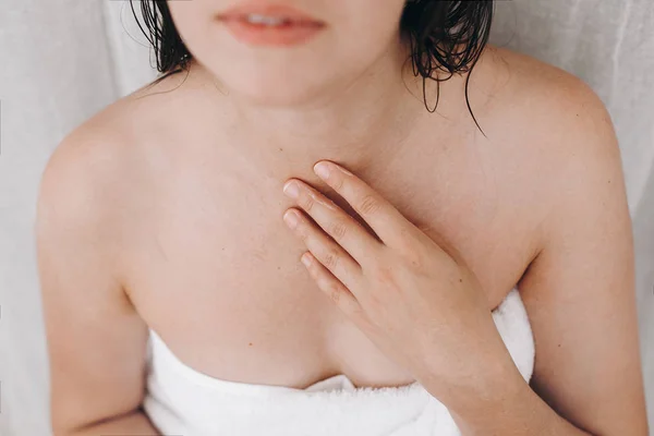 Jovem Mulher Feliz Toalha Branca Aplicando Creme Hidratante Pescoço Banheiro — Fotografia de Stock