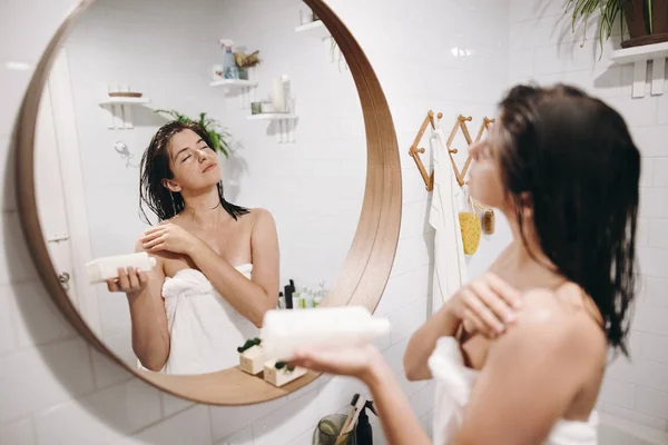 Cilt Vücut Bakımı Beyaz Havlu Banyoda Ayna Yansıması Omuz Nemlendirici — Stok fotoğraf