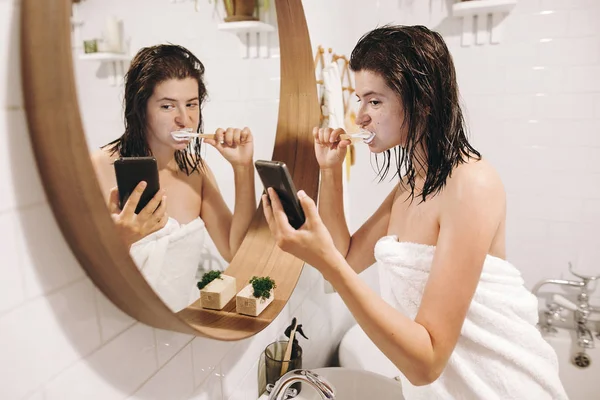 Redes Sociais Afetam Jovem Mulher Feliz Toalha Branca Escovando Dentes — Fotografia de Stock