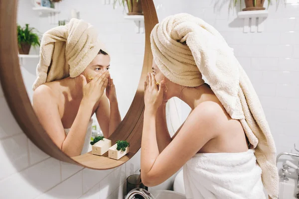 Jeune Femme Heureuse Serviette Appliquer Gommage Visage Organique Regardant Miroir — Photo