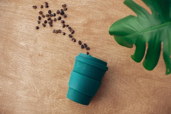 Stilvolle Wiederverwendbare Öko Kaffeetasse Auf Holzhintergrund Mit Gerösteten Kaffeebohnen Und — Stockfoto