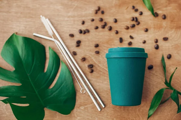 Stijlvolle Herbruikbare Eco Koffie Kop Metalen Staal Rietjes Houten Achtergrond — Stockfoto