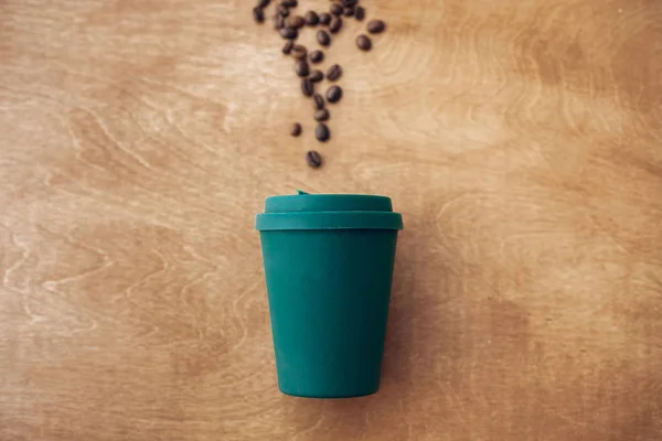Stylowe Wielokrotnego Użytku Ekologicznego Coffee Cup Drewniane Tła Palonych Ziaren — Zdjęcie stockowe