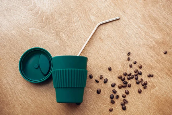Stílusos Újrahasználható Eco Kávé Kupa Fából Készült Háttér Szemes Kávé — Stock Fotó