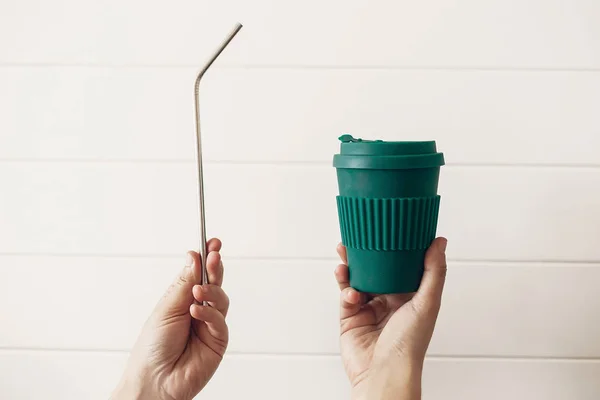 Handen Met Stijlvolle Herbruikbare Eco Koffie Cup Staal Stro Witte — Stockfoto