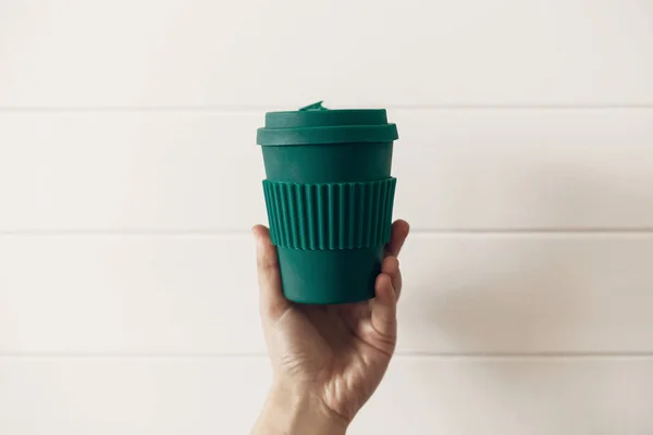 Prohibición Plástico Solo Uso Mano Sosteniendo Elegante Taza Café Eco —  Fotos de Stock