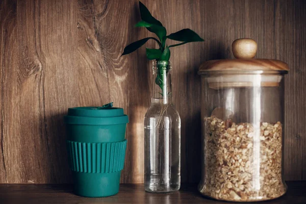 Glas Mit Müsli Wiederverwendbarer Kaffeetasse Und Bambusblättern Holzregal Großeinkauf Null — Stockfoto