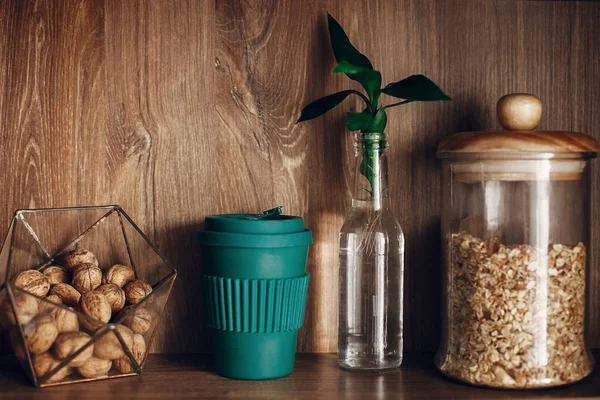 Großeinkauf Glas Mit Müsli Schüssel Mit Nüssen Wiederverwendbarer Kaffeetasse Und — Stockfoto