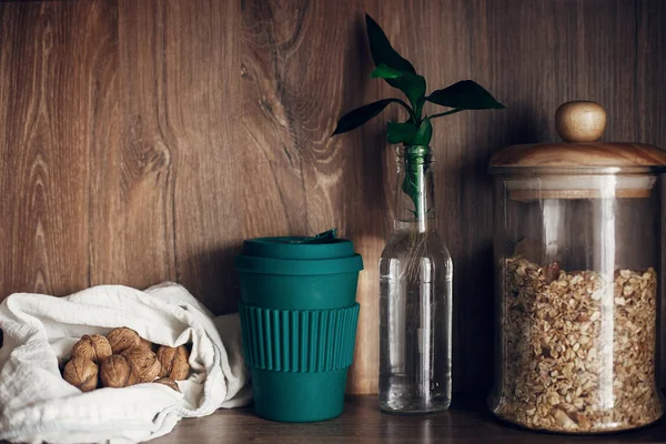 バルク ストア ショッピングします 穀物が付いているガラス瓶 ナッツ 再利用可能なコーヒー カップ竹と織物再利用可能なバッグは 木製の棚に残します ゼロの廃棄物の概念は 持続可能なライフ — ストック写真
