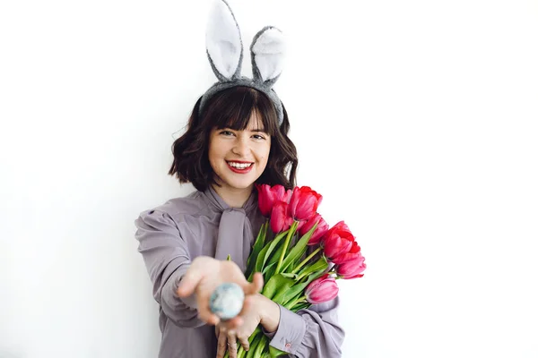 Krásná Dívka Portrét Uši Zajíček Drží Velikonoční Vajíčko Tulipány Bílém — Stock fotografie