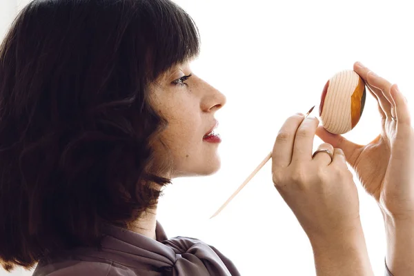 Feliz Conceito Páscoa Menina Morena Bonita Pintando Ovo Páscoa Fundo — Fotografia de Stock