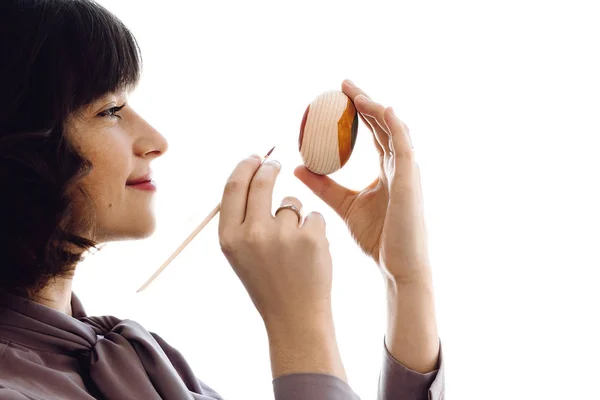 Feliz Concepto Pascua Hermosa Chica Morena Pintando Huevo Pascua Fondo — Foto de Stock