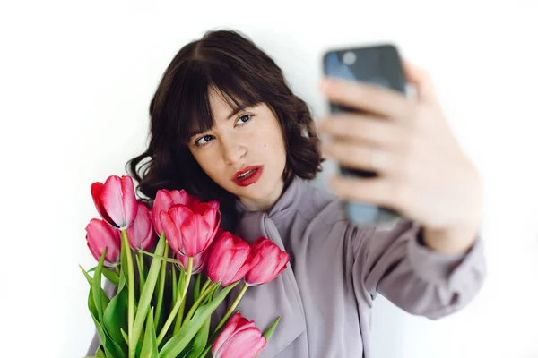 Krásná Šťastná Dívka Selfie Kyticí Tulipánů Krabičky Bílém Pozadí Uvnitř — Stock fotografie