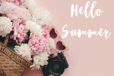 Yaz metin Merhaba şık fotoğraf makinesi, retro güneş gözlüğü, rustik çanta peonies pastel pembe kağıt üzerinde oturum
