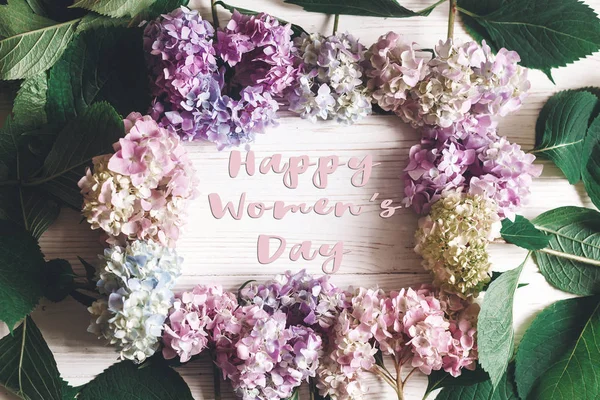 Boldog Women Day Szöveges Bejelentkezés Gyönyörű Hortenzia Virágok Keret Rusztikus — Stock Fotó