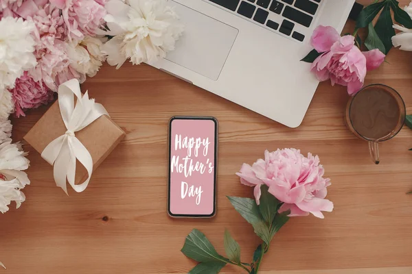 Happy Mother Day Semn Text Ecran Telefon Bujori Roz Alb — Fotografie, imagine de stoc