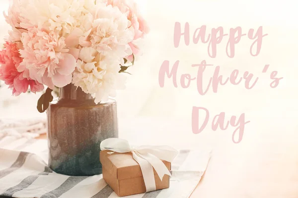 Feliz Sinal Texto Dia Das Mães Belas Peônias Vaso Caixa — Fotografia de Stock