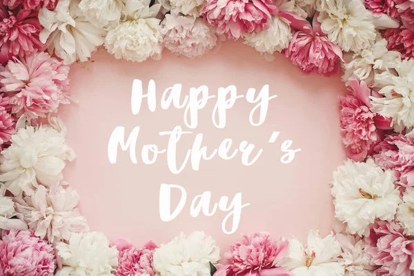 幸せな母の日テキスト記号 花のグリーティング カード スタイリッシュな牡丹フラットが横たわっていた パステル ピンクの紙にピンクと白の牡丹フレーム — ストック写真