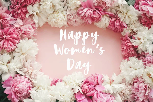 幸せな女性の日のテキストはスタイリッシュな牡丹フラット レイアウトにサインオンします パステル ピンクの紙にピンクと白の牡丹フレーム — ストック写真