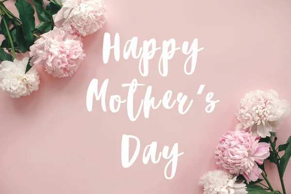 Happy Mother Day Tekst Aanmelden Pioenrozen Plat Lag Roze Witte — Stockfoto