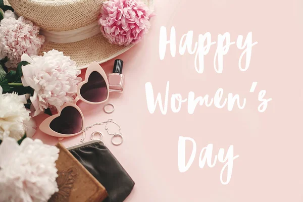Boldog Women Day Szöveg Jel Elegáns Lányos Pink Retro Napszemüveg — Stock Fotó