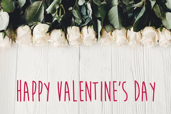 Happy Valentine Day Text Sign White Roses Wooden Background — стоковое фото