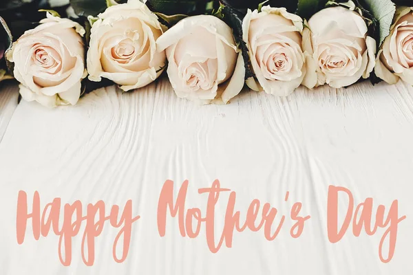 Feliz Sinal Texto Dia Das Mães Rosas Brancas Fundo Madeira — Fotografia de Stock