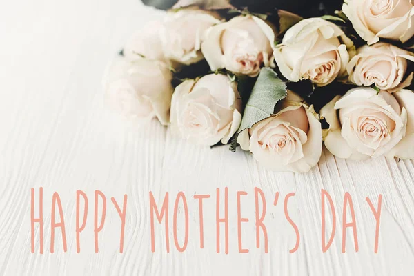 Happy Mother Day Tekst Schrijf Witte Rozen Houten Achtergrond — Stockfoto