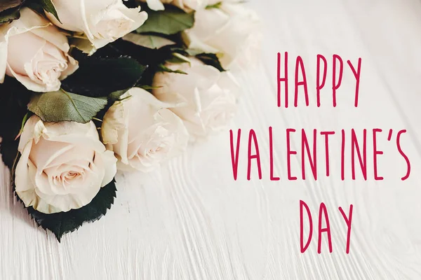 Szczęśliwy Valentine Day Tekst Znak Białe Róże Bukiet Świetle Podłoże — Zdjęcie stockowe