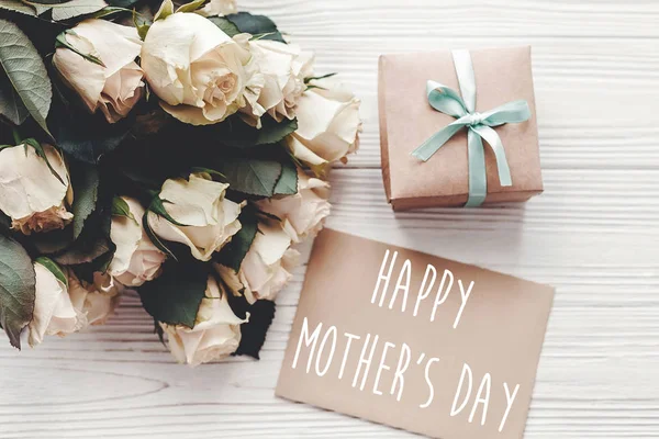 Happy Mother Day Tekst Aanmelden Ambacht Wenskaart Witte Rozen Boeket — Stockfoto