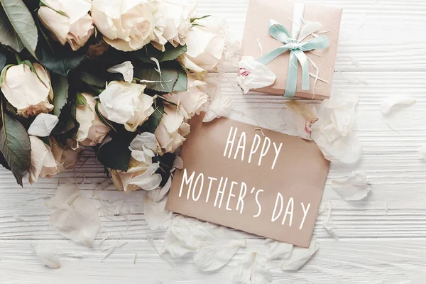 Happy Mother Day Tekst Aanmelden Ambacht Wenskaart Witte Rozen Boeket — Stockfoto