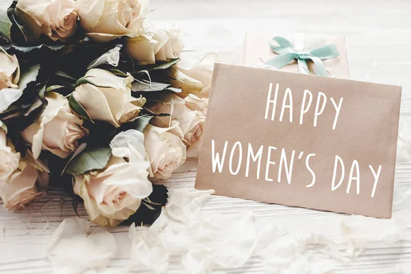 Szczęśliwa Kobieta Dzień Tekst Zarejestruj Wytwarzanie Życzeniami Białe Róże Bukiet — Zdjęcie stockowe