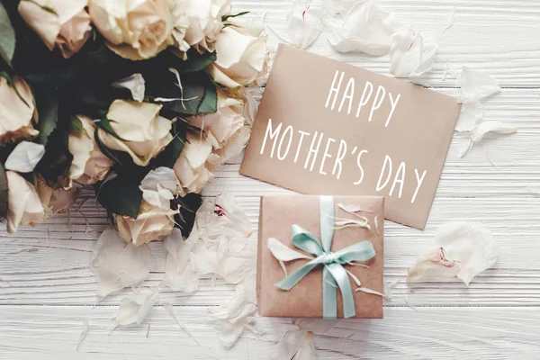 Happy Mother Day Tekst Aanmelden Ambacht Wenskaart Witte Rozen Boeket — Stockfoto