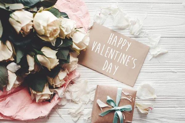Szczęśliwy Valentine Day Tekst Zarejestruj Wytwarzanie Życzeniami Białe Róże Pudełko — Zdjęcie stockowe
