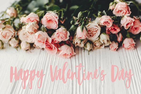Szczęśliwy Valentine Day Tekst Zarejestruj Małe Róż Podłoże Drewniane — Zdjęcie stockowe