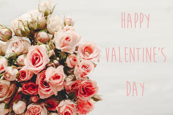 Szczęśliwy Valentine Day Tekst Zaloguj Się Bukiet Róż Białym Tle — Zdjęcie stockowe