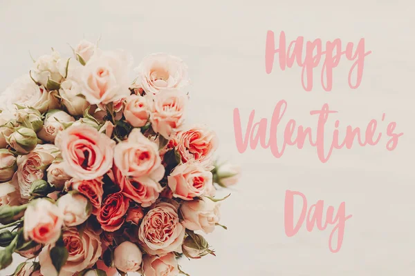 Cartel Texto Del Día San Valentín Sobre Ramo Rosas Rosadas —  Fotos de Stock