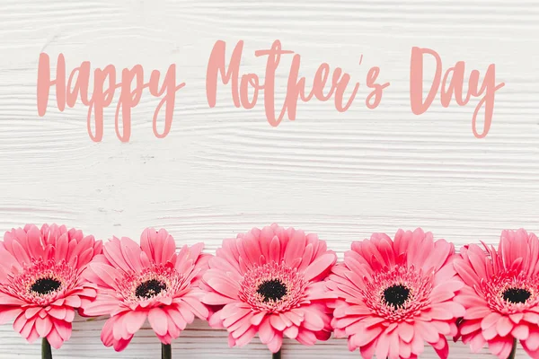Happy Mother Day Tekst Schrijf Roze Gerbera Witte Houten Achtergrond — Stockfoto