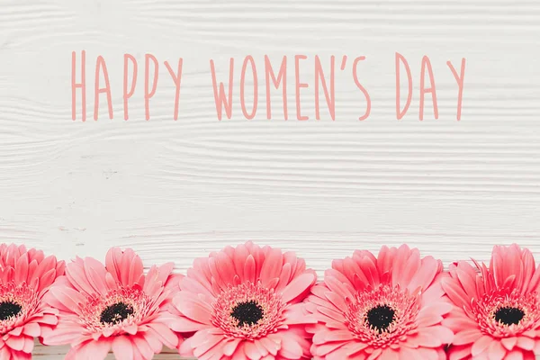 Щасливий Текстовий Знак Жіночого Дня Рожевій Гербері Білому Дерев Яному — стокове фото