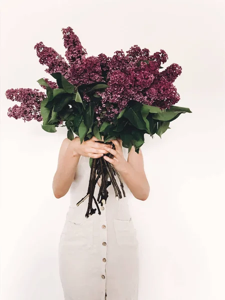 Chica Vestido Lino Rústico Sosteniendo Flores Color Lila Púrpura Frente — Foto de Stock