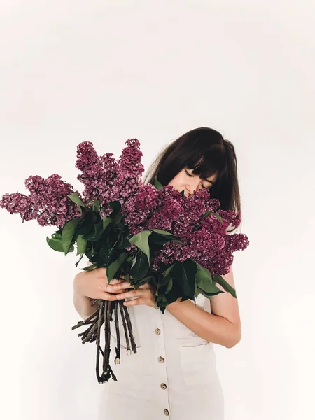 Hipster Girl Rustic Linen Dress Holding Big Purple Lilac Flowers — Stock Photo, Image